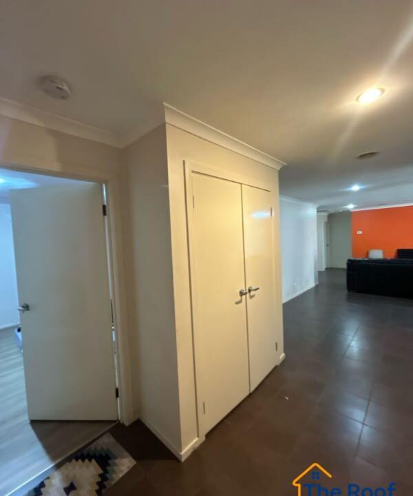 186523613__1770771005-186523613__1770770588-52198-EntranceHallOverall2of31