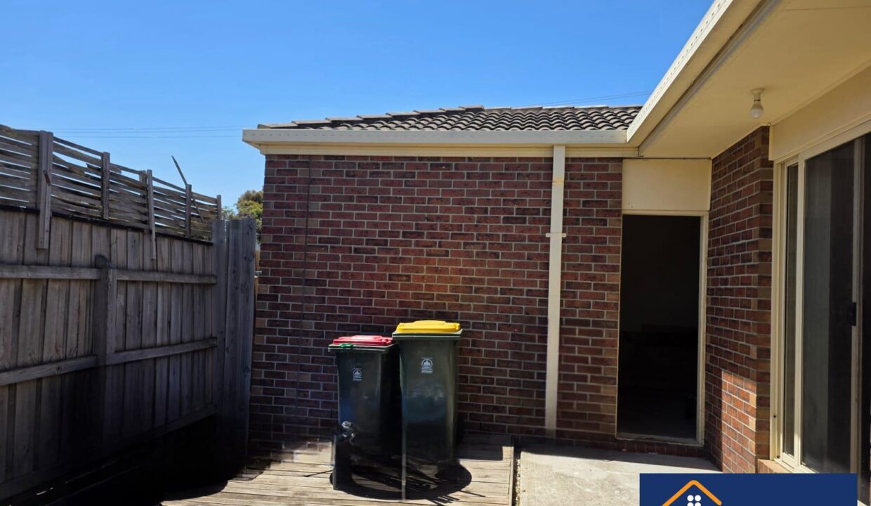 187542319__1771324369-187542062__1771323924-127339-backyard-garageentry