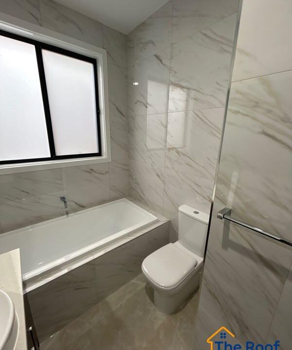 155637608__1752636329-155637608__1752636186-52645-MainBathroomWalls11of63