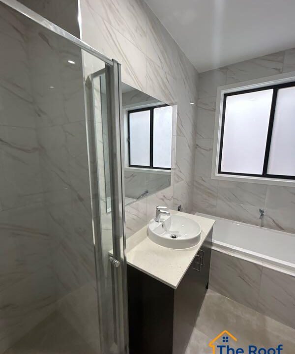 155637613__1752636329-155637613__1752636188-52594-MainBathroomWalls9of63