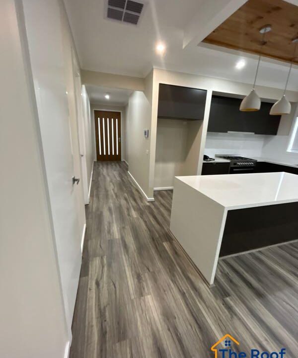 155637990__1752636328-155637990__1752636242-52720-EntranceHallOverall10of80