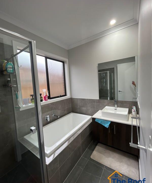 159550196__1755238317-159550196__1755238009-72235-MainBathroomOverall2of4