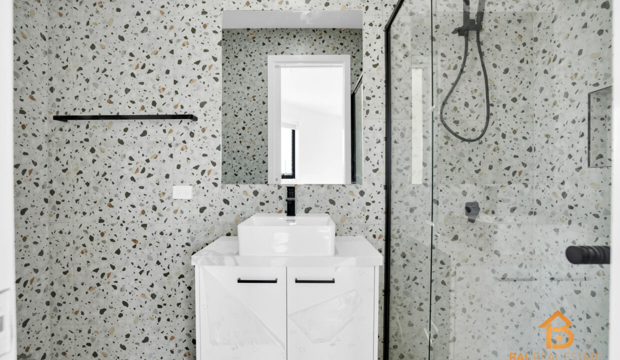 72753924__1696211276-11647-02