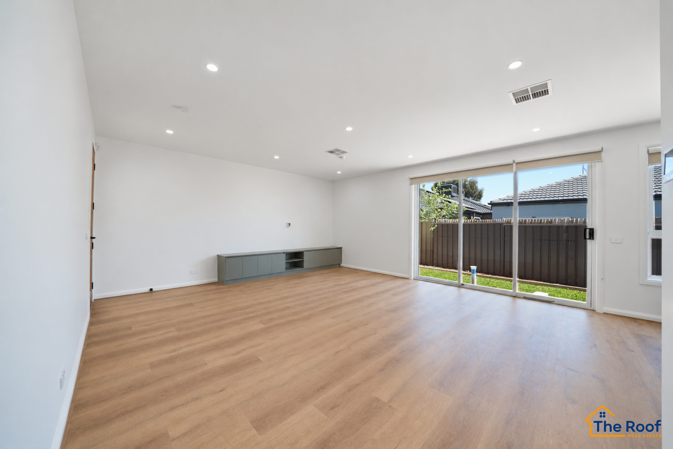 225013619__1792660106-121690-71-Ivory-07-The-Roof-Day